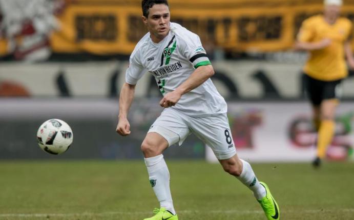Manuel Schmiedebach spielt auch in der kommenden Saison für Hannover 96. Foto: Thomas Eisenhuth