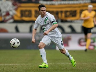 Manuel Schmiedebach spielt auch in der kommenden Saison für Hannover 96. Foto: Thomas Eisenhuth Manuel Schmiedebach spielt auch in der kommenden Saison für Hannover 96. Foto: Thomas Eisenhuth