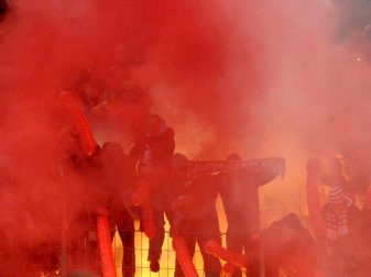FC-Anhänger brennen Pyrotechnik ab. Unter anderem wegen solch unsportlichen Verhaltens zahlt der 1. FC Köln 35 000 Euro Strafe. Foto: Federico Gambarini