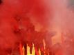 FC-Anhänger brennen Pyrotechnik ab. Unter anderem wegen solch unsportlichen Verhaltens zahlt der 1. FC Köln 35 000 Euro Strafe. Foto: Federico Gambarini