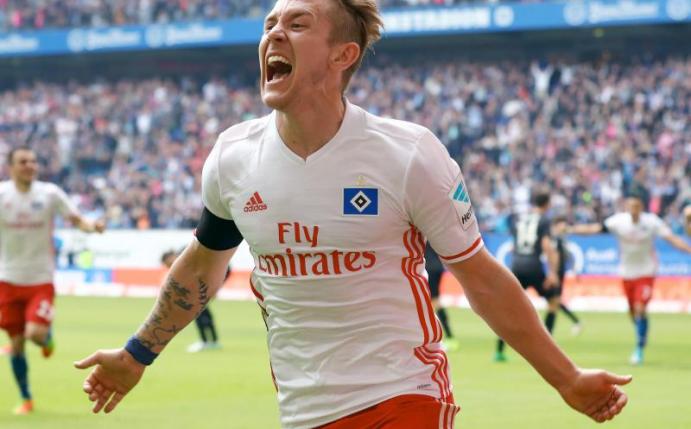 An HSV-Profi Lewis Holtby sollen zwei englische Clubs Interesse haben. Foto: Christian Charisius