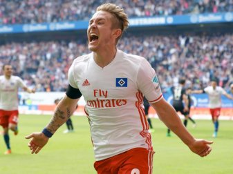An HSV-Profi Lewis Holtby sollen zwei englische Clubs Interesse haben. Foto: Christian Charisius An HSV-Profi Lewis Holtby sollen zwei englische Clubs Interesse haben. Foto: Christian Charisius