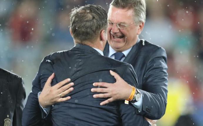 Nach dem Finalsieg bei der U21-EM umarmt DFB-Präsident Reinhard Grindel den deutschen Nachwuchstrainer Stefan Kuntz. Foto: Jan Woitas