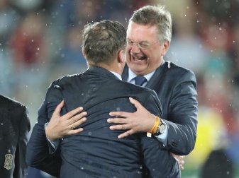 Nach dem Finalsieg bei der U21-EM umarmt DFB-Präsident Reinhard Grindel den deutschen Nachwuchstrainer Stefan Kuntz. Foto: Jan Woitas Nach dem Finalsieg bei der U21-EM umarmt DFB-Präsident Reinhard Grindel den deutschen Nachwuchstrainer Stefan Kuntz. Foto: Jan Woitas