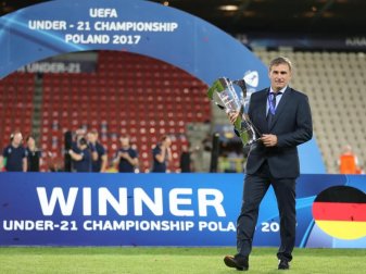 U21-Trainer Stefan Kuntz mit der EM-Trophäe. Foto: Jan Woitas U21-Trainer Stefan Kuntz mit der EM-Trophäe. Foto: Jan Woitas