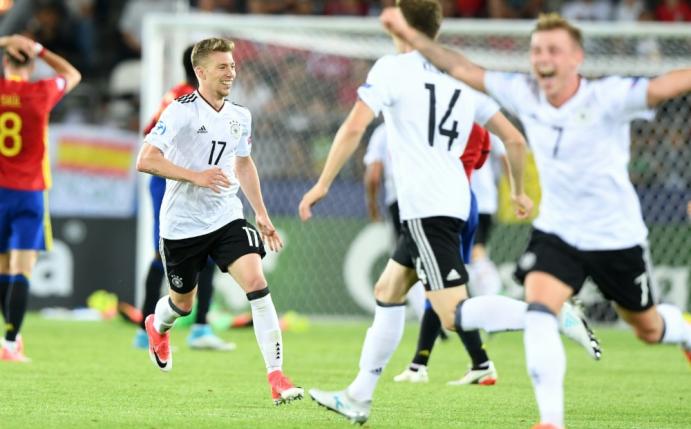 Voller Freude nach dem großen Erfolg: Mitchell Weiser