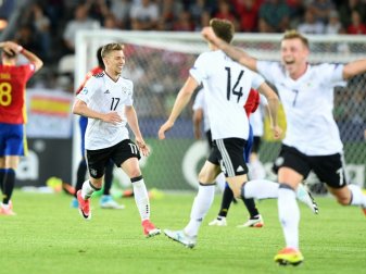 Voller Freude nach dem großen Erfolg: Mitchell Weiser Voller Freude nach dem großen Erfolg: Mitchell Weiser