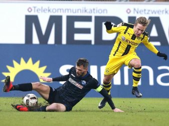 Tim Sebastian (l.) verlässt den SC Paderborn