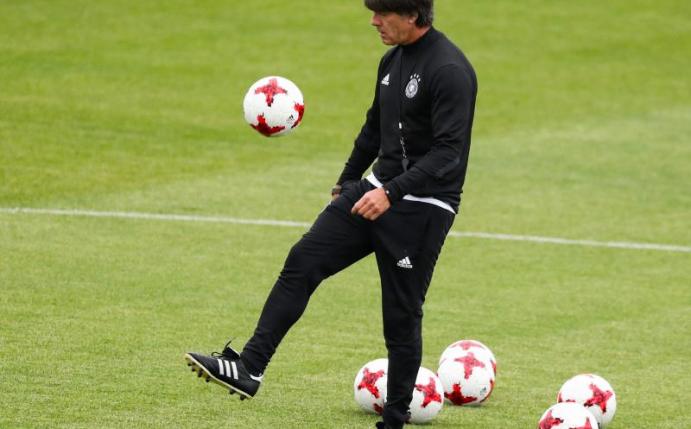 Joachim Löw trifft mit der deutschen Nationalmannschaft im Confed-Cup-Finale auf Chile. Foto: Christian Charisius