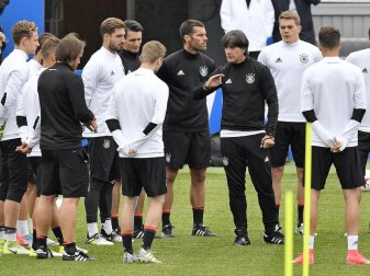 Joachim Löw im Kreise seiner Perspektivspieler. Foto: Martin Meissner Joachim Löw im Kreise seiner Perspektivspieler. Foto: Martin Meissner