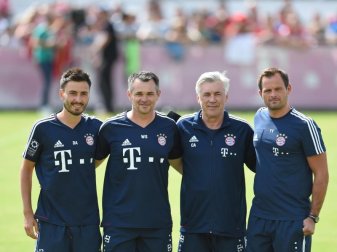 Bayerns Trainer-Team: Die Co-Trainer Davide Ancelotti (l-r) und Willy Sagnol, Cheftrainer Carlo Ancelotti und Torwarttrainer Toni Tapalovic. Foto: Andreas Gebert Bayerns Trainer-Team: Die Co-Trainer Davide Ancelotti (l-r) und Willy Sagnol, Cheftrainer Carlo Ancelotti und Torwarttrainer Toni Tapalovic. Foto: Andreas Gebert