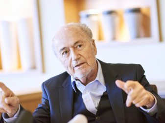 Blatter dementiert die Korruptionsvorwürfe weiterhin Blatter dementiert die Korruptionsvorwürfe weiterhin
