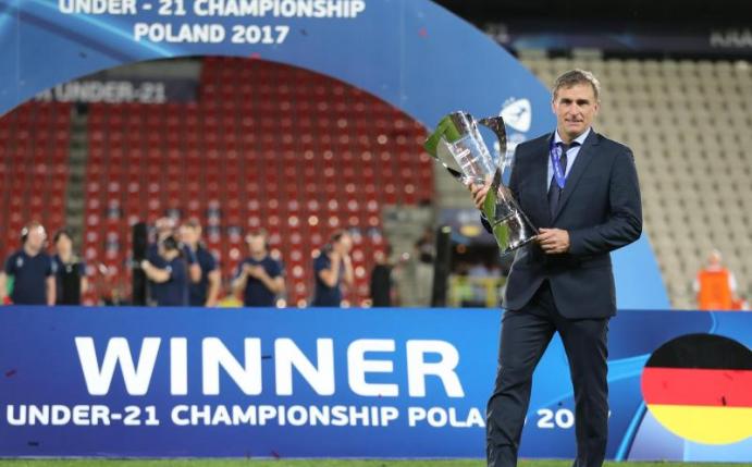 U21-Trainer Stefan Kuntz mit der EM-Trophäe. Foto: Jan Woitas