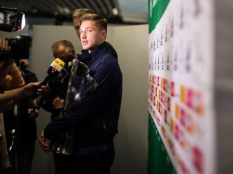 Niklas Stark mit der EM-Trophäe am Frankfurter Flughafen. Foto Hofmann/Bongarts/Getty Images/dpa Foto: Simon Hofmann Niklas Stark mit der EM-Trophäe am Frankfurter Flughafen. Foto Hofmann/Bongarts/Getty Images/dpa Foto: Simon Hofmann