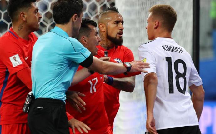 Arturo Vidal (2.v.r.) und Joshua Kimmich (r) gerieten im Finale aneinander. Foto: Christian Charisius