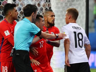 Arturo Vidal (2.v.r.) und Joshua Kimmich (r) gerieten im Finale aneinander. Foto: Christian Charisius Arturo Vidal (2.v.r.) und Joshua Kimmich (r) gerieten im Finale aneinander. Foto: Christian Charisius