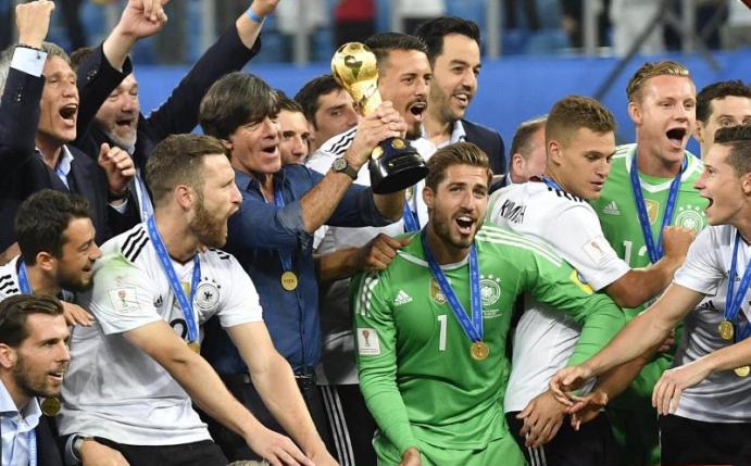 Das DFB-Team um Bundestrainer Joachim Löw (M.) ließ sich nach dem Gewinn des Confederations Cup feiern. Foto: Martin Meissner