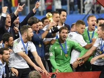 Das DFB-Team um Bundestrainer Joachim Löw (M.) ließ sich nach dem Gewinn des Confederations Cup feiern. Foto: Martin Meissner Das DFB-Team um Bundestrainer Joachim Löw (M.) ließ sich nach dem Gewinn des Confederations Cup feiern. Foto: Martin Meissner