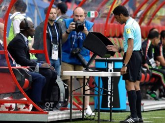 Schiedsrichter Fahad al-Mirdasi schaut auf einen Videoschirm beim Confed-Cup-Spiel Mexiko gegen Russland. Foto: Thanassis Stavrakis Schiedsrichter Fahad al-Mirdasi schaut auf einen Videoschirm beim Confed-Cup-Spiel Mexiko gegen Russland. Foto: Thanassis Stavrakis