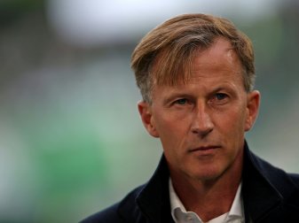 Andries Jonker begrüßt die Spieler zum Trainingsauftakt Andries Jonker begrüßt die Spieler zum Trainingsauftakt
