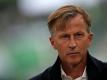 Andries Jonker begrüßt die Spieler zum Trainingsauftakt