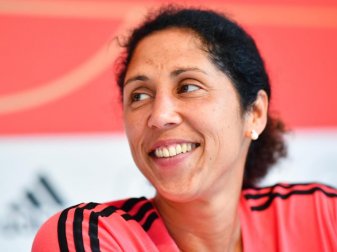 Bundestrainerin Steffi Jones freut sich auf ein munteres Spiel. Foto: Uwe Anspach Bundestrainerin Steffi Jones freut sich auf ein munteres Spiel. Foto: Uwe Anspach