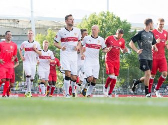 Die Spieler des VfB Stuttgart laufen sich während des Trainingsauftakts warm. Foto: Deniz Calagan Die Spieler des VfB Stuttgart laufen sich während des Trainingsauftakts warm. Foto: Deniz Calagan