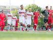 Die Spieler des VfB Stuttgart laufen sich während des Trainingsauftakts warm. Foto: Deniz Calagan