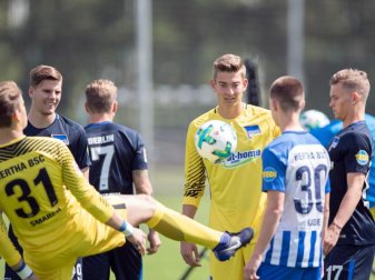 Jonathan Klinsmann (3.v.r.) bewirbt sich mit einem Probetraining um den Platz des dritten Torhüters bei Hertha BSC. Foto: Soeren Stache Jonathan Klinsmann (3.v.r.) bewirbt sich mit einem Probetraining um den Platz des dritten Torhüters bei Hertha BSC. Foto: Soeren Stache