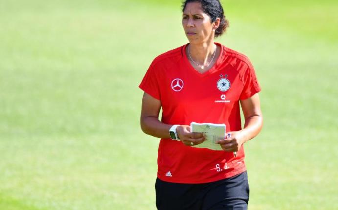 Steffi Jones überwacht das Training der deutschen Nationalspielerinnen. Foto: Uwe Anspach