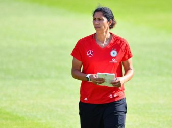 Steffi Jones überwacht das Training der deutschen Nationalspielerinnen. Foto: Uwe Anspach Steffi Jones überwacht das Training der deutschen Nationalspielerinnen. Foto: Uwe Anspach