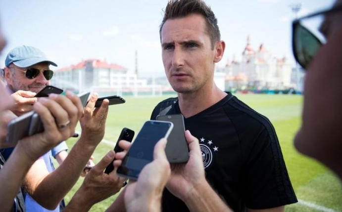 Miroslav Klose begleitete das deutsche Confed-Cup-Team in Russland als Trainer-Azubi von Chefcoach Joachim Löw. Foto: Christian Charisius
