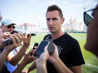 Miroslav Klose begleitete das deutsche Confed-Cup-Team in Russland als Trainer-Azubi von Chefcoach Joachim Löw. Foto: Christian Charisius Miroslav Klose begleitete das deutsche Confed-Cup-Team in Russland als Trainer-Azubi von Chefcoach Joachim Löw. Foto: Christian Charisius