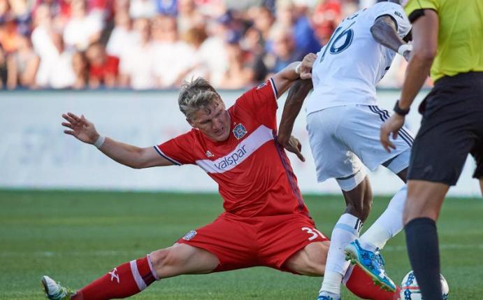 Bastian Schweinsteiger (l) führte Chicago Fire in der Tabelle ganz nach oben. Foto: Robin Alam