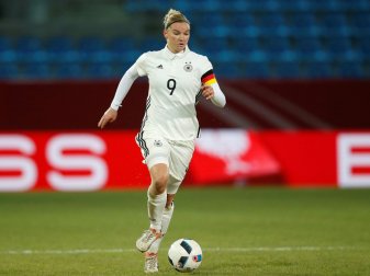 Nach Knie-OP: Popp muss dem DFB-Team bei der EM zusehen Nach Knie-OP: Popp muss dem DFB-Team bei der EM zusehen