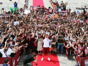 Geisternder Empfang für Lukas Podolski in Kobe. Foto: Tsuyoshi Ueda Geisternder Empfang für Lukas Podolski in Kobe. Foto: Tsuyoshi Ueda