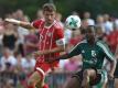 Bayern-Star Thomas Müller (l) im Zweikampf mit Wolfratshausens Wilson Onyemaeke. Foto: Angelika Warmuth