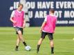 Der lange verletzte Lukas Klostermann (l) trainiert wieder. Foto: Jan Woitas