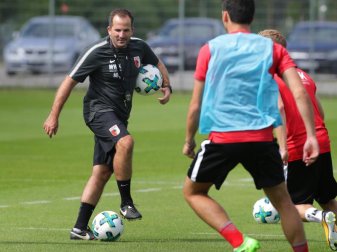 Manuel Baum beim Training mit Spielern des FC Augsburg. Foto: Karl-Josef Hildenbrand