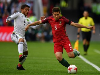 Raphael Guerreiro (r.) verletzte sich beim Confed Cup Raphael Guerreiro (r.) verletzte sich beim Confed Cup