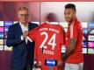 Bayerns Vorstandschef Karl-Heinz Rummenigge präsentiert den Neuzugang Corentin Tolisso. Foto: Matthias Balk