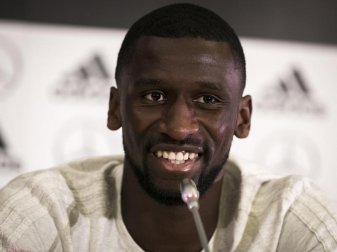 Antonio Rüdiger freut sich auf die Duelle mit seinen DFB-Kollegen. Foto: Christian Charisius Antonio Rüdiger freut sich auf die Duelle mit seinen DFB-Kollegen. Foto: Christian Charisius