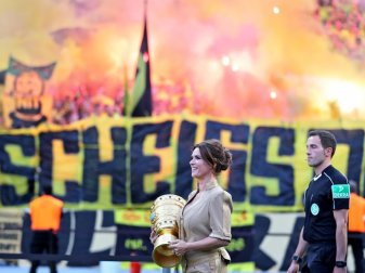 Fans von Eintracht Frankfurt zünden beim Pokalfinale gegen Borussia Dortmund Pyrotechnik. Foto: Jan Woitas Fans von Eintracht Frankfurt zünden beim Pokalfinale gegen Borussia Dortmund Pyrotechnik. Foto: Jan Woitas