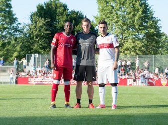 Stuttgarts Trainer Hannes Wolf (M) posiert mit den Neuzugängen Orel Mangala (l) und Anastasios Donis. Foto: Deniz Calagan