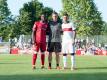 Stuttgarts Trainer Hannes Wolf (M) posiert mit den Neuzugängen Orel Mangala (l) und Anastasios Donis. Foto: Deniz Calagan