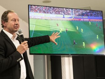 Hellmut Krug, Mitglied des Projektteams, erläutert bei einer Pressekonferenz den Einsatz des Video-Assistenten. Foto: Frank Rumpenhorst