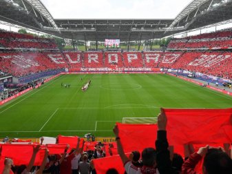 Mit einer Choreografie unterstützen Fans in der Fußball-Bundesliga ihr Team von den Rängen aus. Foto: Hendrik Schmidt