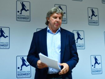 DFB-Vizepräsident Ronny Zimmermann kommt nach den Beratungen über eine Gastspiel-Genehmigung für Chinas U20 zur Pressekonferenz. Foto: Uwe Anspach DFB-Vizepräsident Ronny Zimmermann kommt nach den Beratungen über eine Gastspiel-Genehmigung für Chinas U20 zur Pressekonferenz. Foto: Uwe Anspach