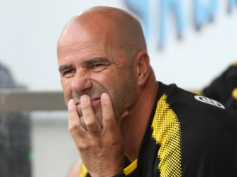 Trainer Peter Bosz von Dortmund beobachtet das Spiel gegen RW Essen. Foto: Ina Fassbender