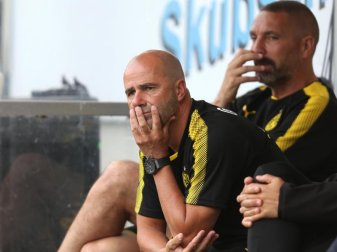 Peter Bosz sah sich das Spiel gegen den Viertligisten Essen meist in Ruhe von der Bank aus an. Foto: Ina Fassbender Peter Bosz sah sich das Spiel gegen den Viertligisten Essen meist in Ruhe von der Bank aus an. Foto: Ina Fassbender